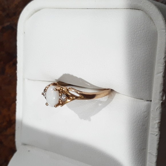 10 K Opal and diamond ring - Picture 2 of 9